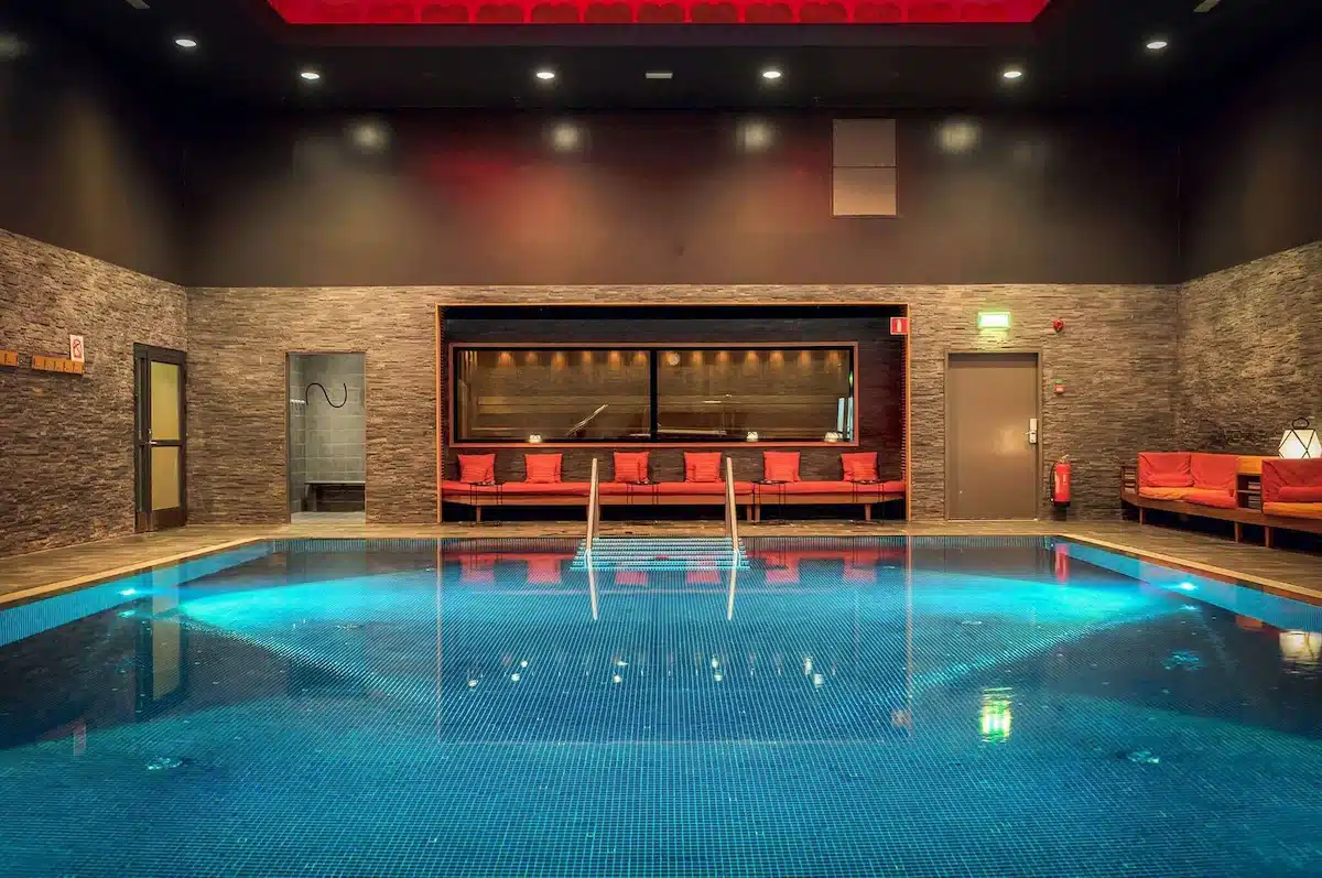 Piscina coperta dell'Elite Hotel Marina Tower