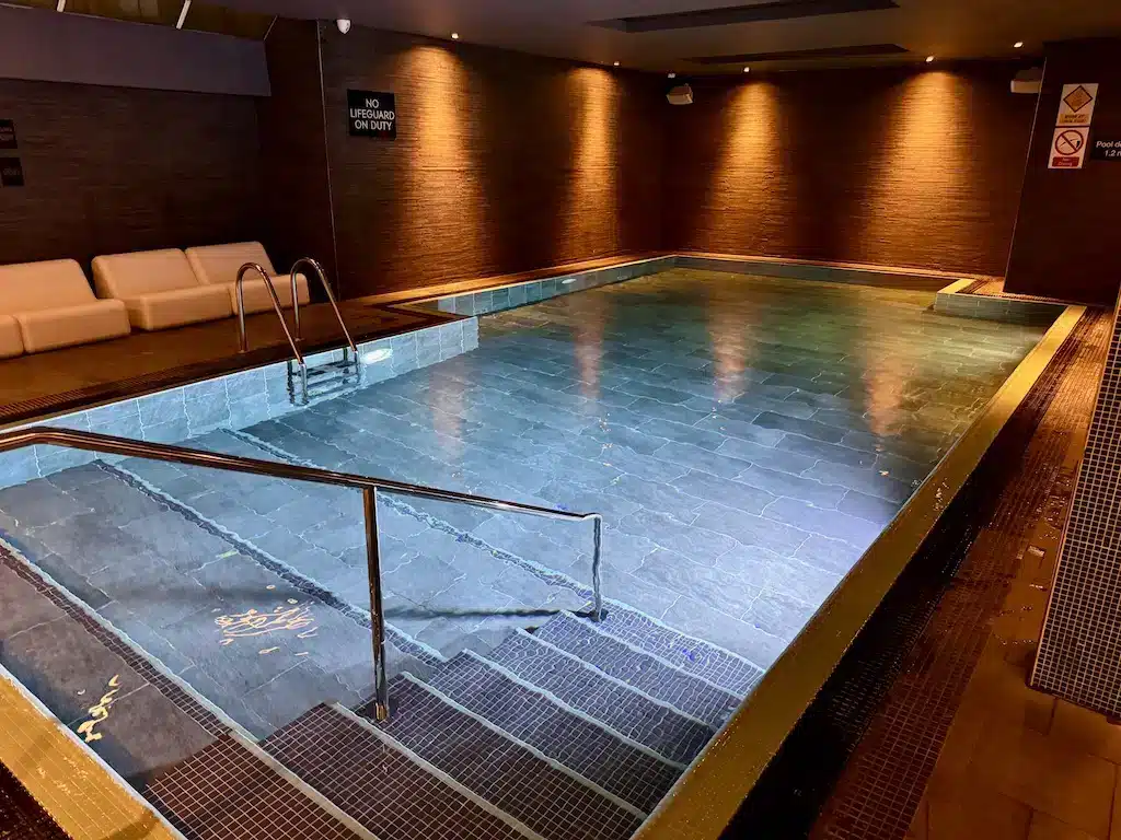 Piscina coperta dell'hotel a Edimburgo