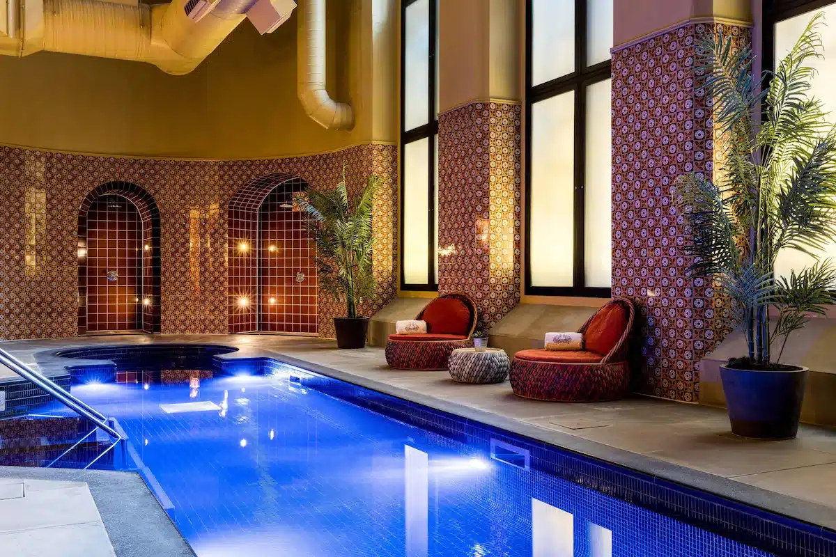 Piscina coperta dell'hotel a St Pancras, Londra, vicino a Camden Town