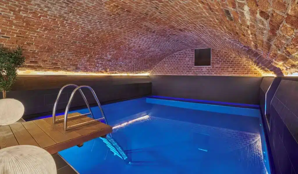 Piscina coperta dell'Hôtel Reisen in The Unbound Collection by Hyatt