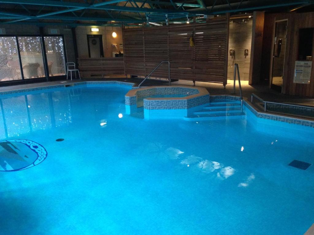 La piscina coperta dell'Isles of Glencoe Hotel
