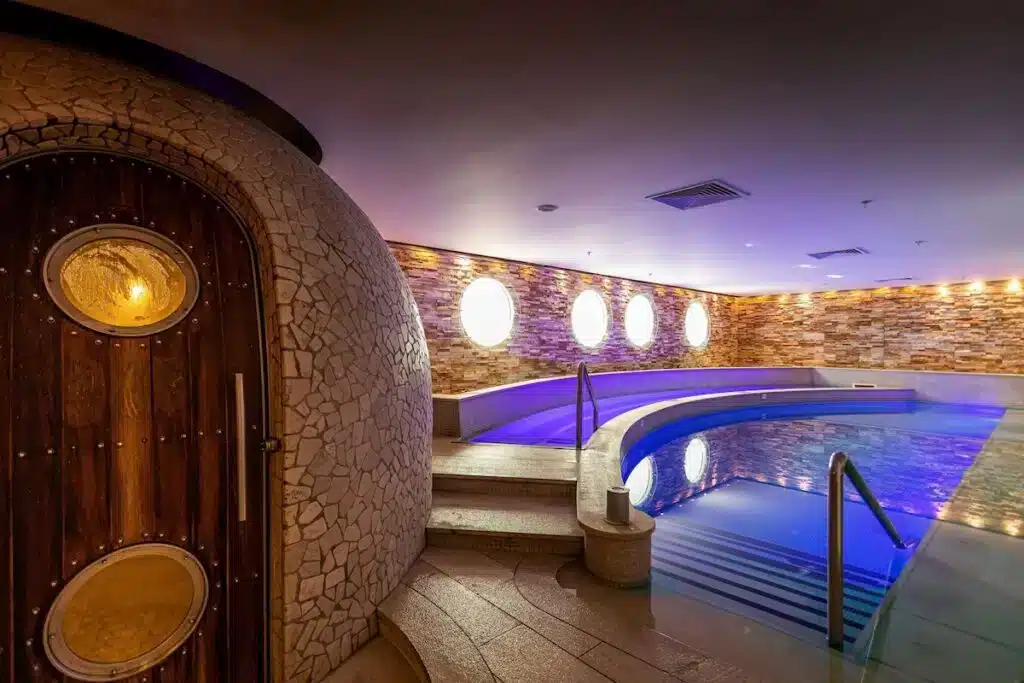 piscina coperta hotel nicosia