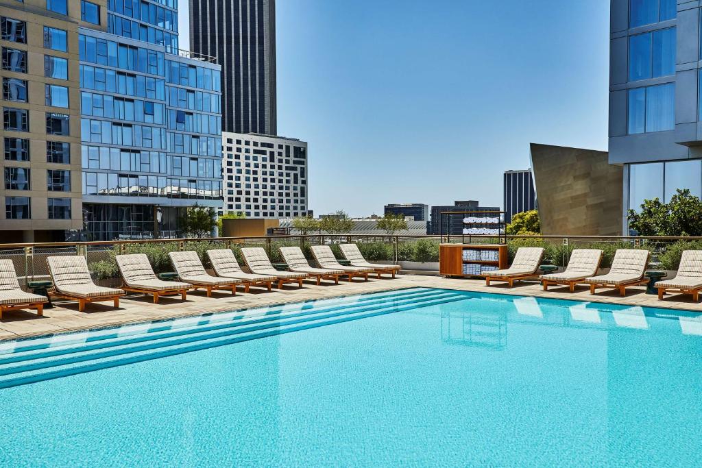 La piscina del Conrad Los Angeles