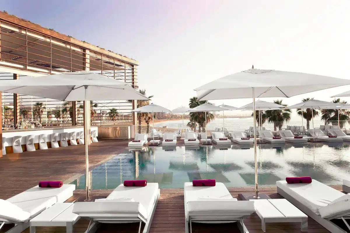 Piscina del W Hotel con vista sulla spiaggia