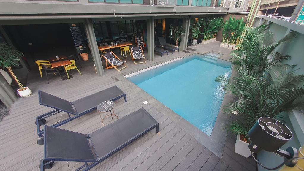 Piscina dell'Hotel Ordinary Bangkok