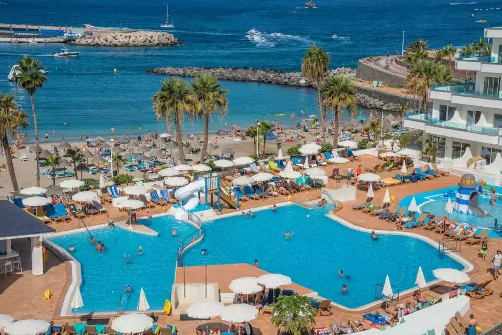 Piscina e spiaggia dell'HOVIMA La Pinta Beachfront Family Hotel