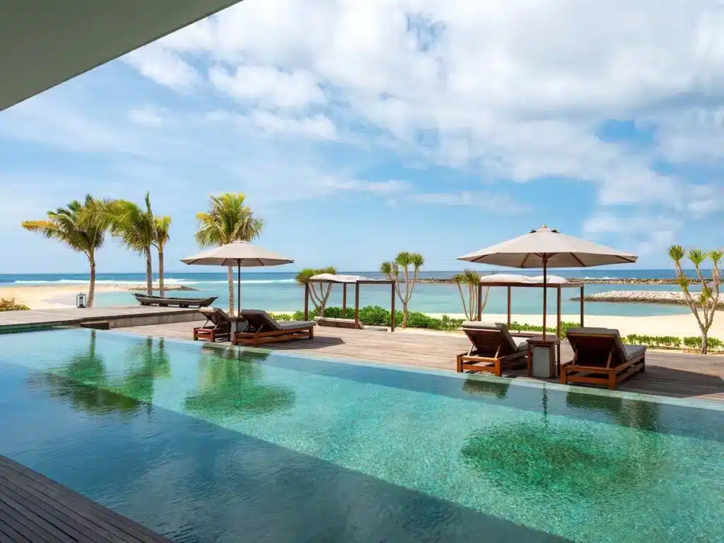 Piscina e spiaggia di The Apurva Kempinski Bali