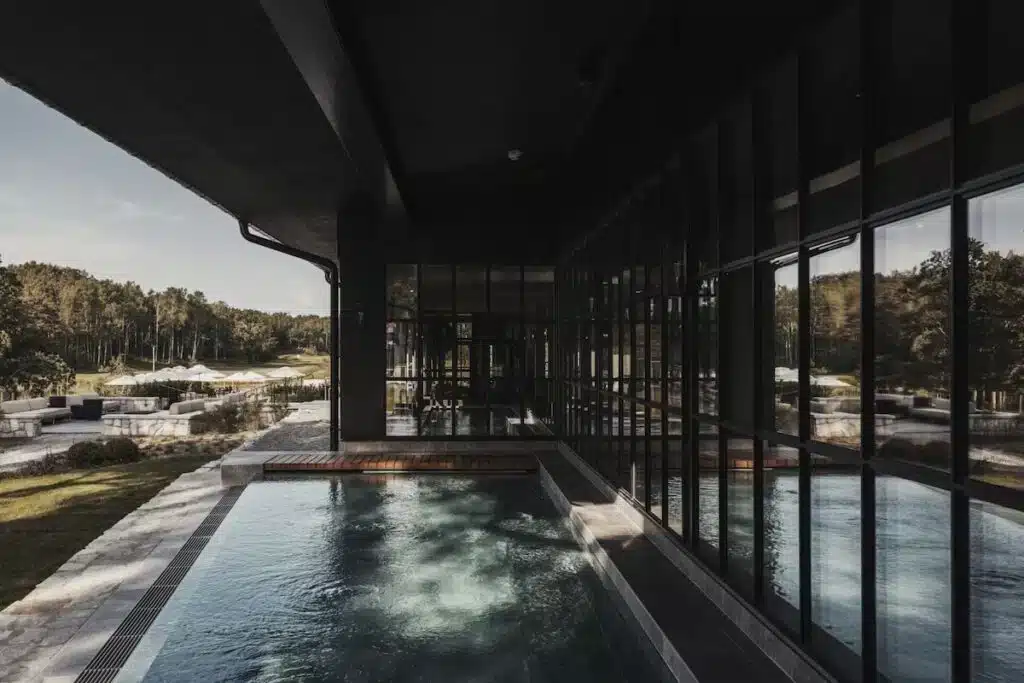 Piscina esterna dello Smådalarö Gård, hotel vicino a Stoccolma