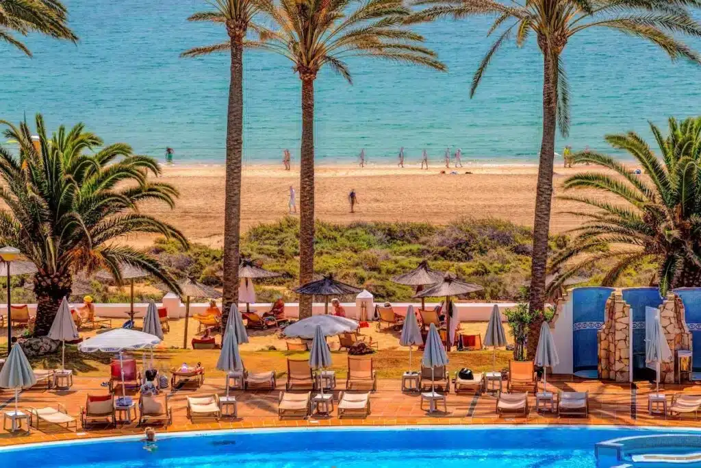 Piscina sulla spiaggia dell'SBH Costa Calma Palace Thalasso & Spa
