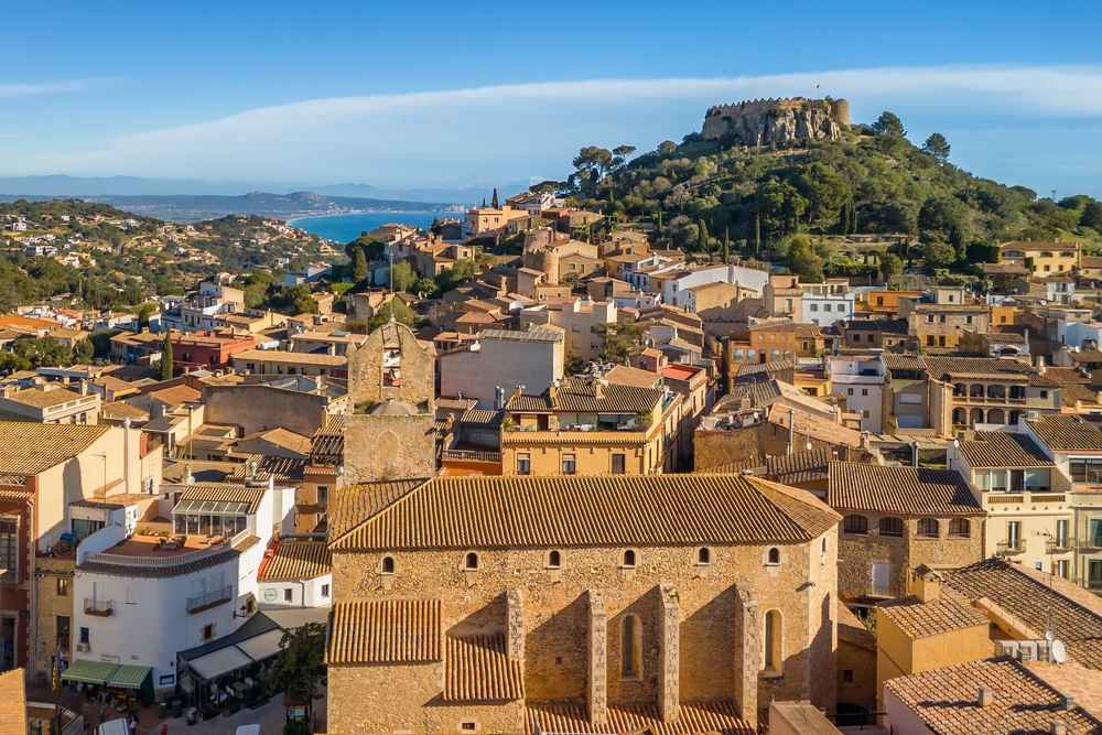 Il pittoresco paese di Begur in Costa Brava con il castello medievale sulla collina