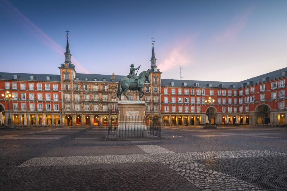 Plaza Mayor a Madrid all'alba con la statua equestre di Filippo III