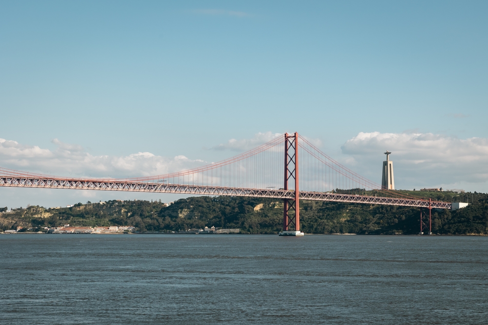 Il Ponte 25 de Abril e il Cristo Rei sul Tago a Lisbona