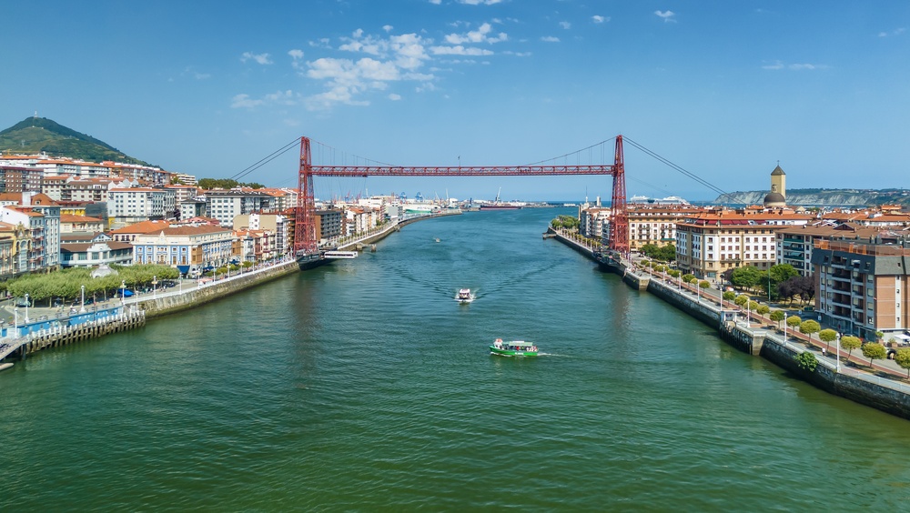 Veduta aerea del Ponte di Biscaglia, il Puente Bizkaia, a Getxo