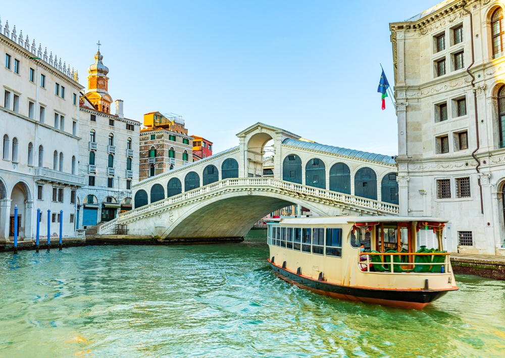 Ponte di Rialto e un vaporetto a Venezia