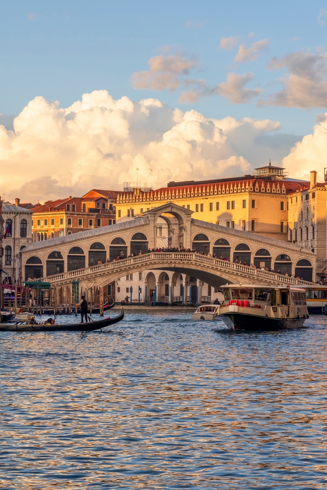 Il Ponte di Rialto sul Canal Grande a Venezia