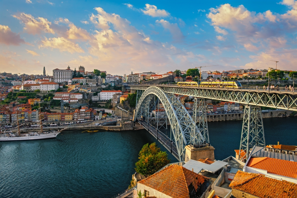 Il ponte Dom Luís I sul fiume Douro visto dal Jardim do Morro, con vista su Porto