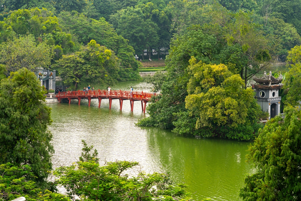 Il ponte rosso Huc sul lago Hoan Kiem a Hanoi