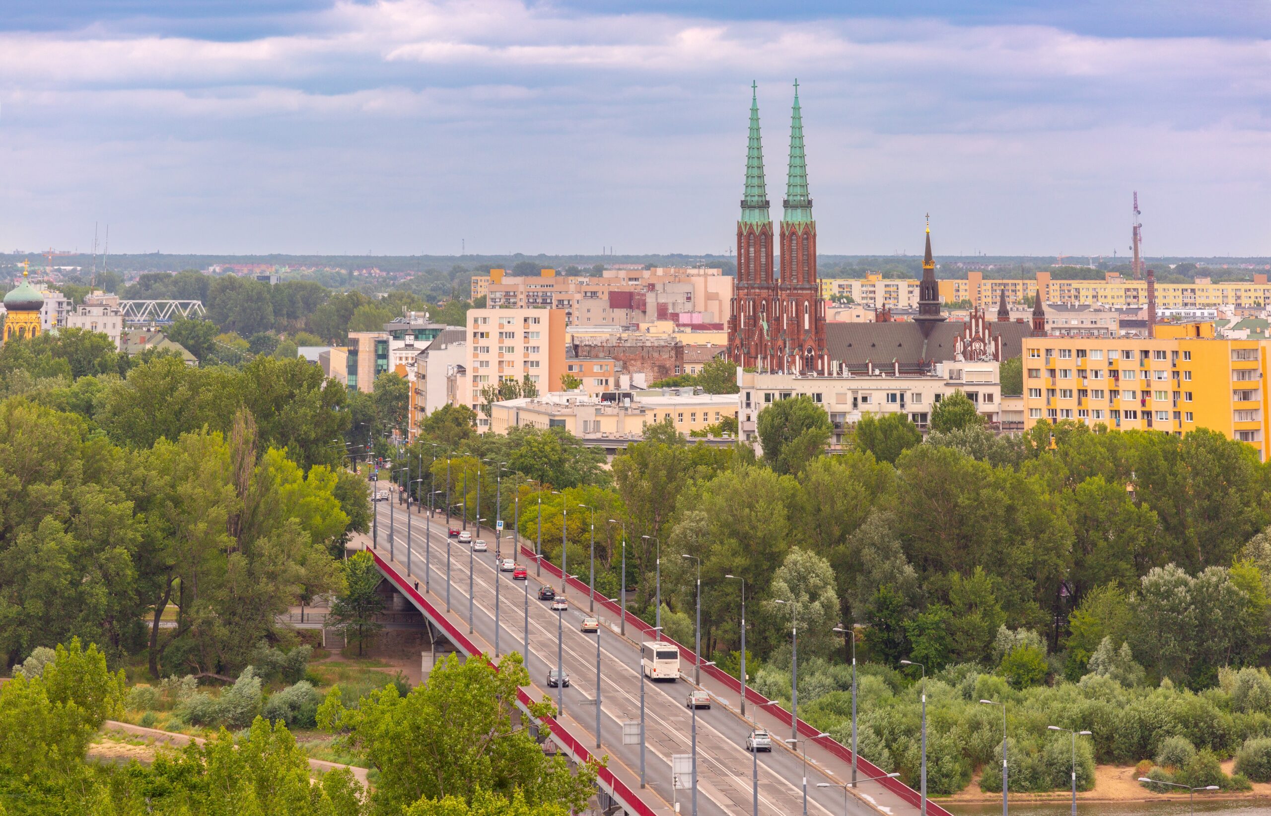 Un ponte verso Praga a Varsavia con la Cattedrale di San Michele e San Floriano