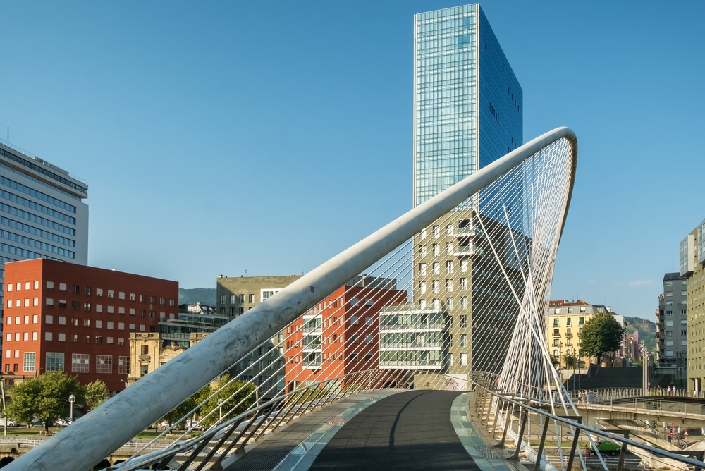 Il ponte Zubizuri sul fiume Nervión a Campo Volantín a Bilbao visto dall'alto