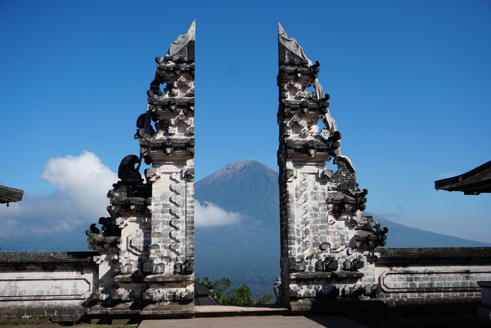 Il portale del tempio di Pura Lempuyang con il Monte Agung sullo sfondo
