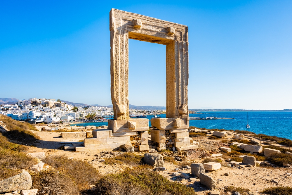 La Portara, il portale del Tempio di Apollo, affacciata sul porto e su Naxos città