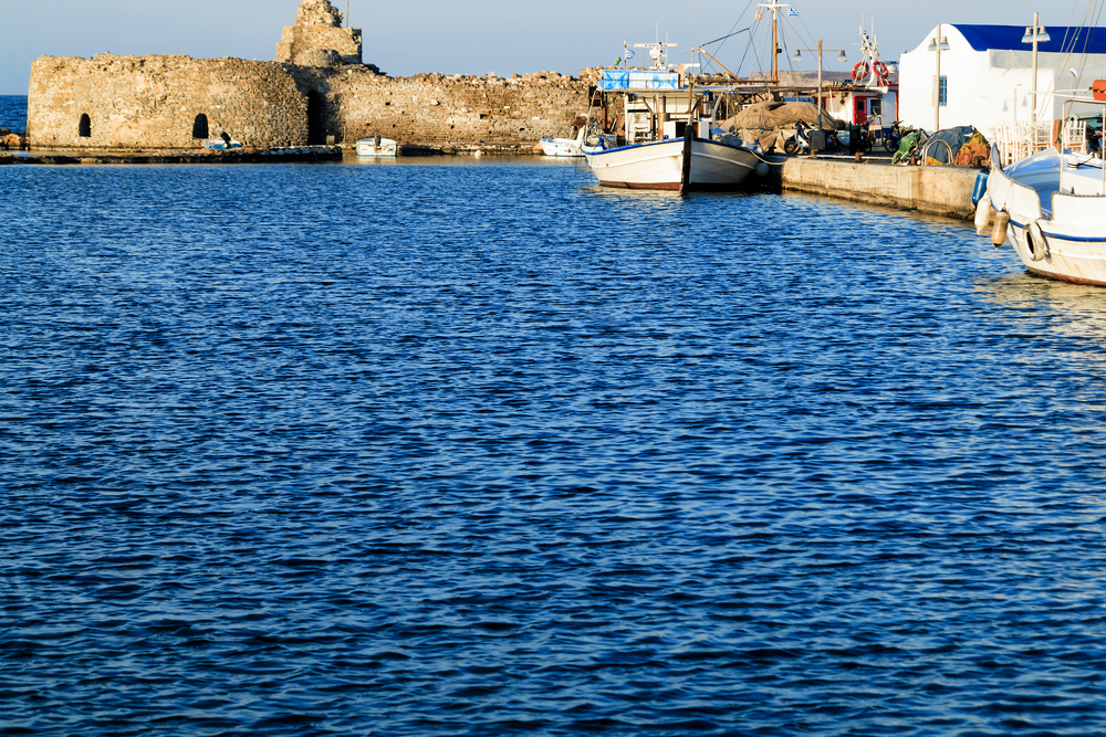 Il porticciolo dei pescatori di Naoussa e la fortezza veneziana a Paros