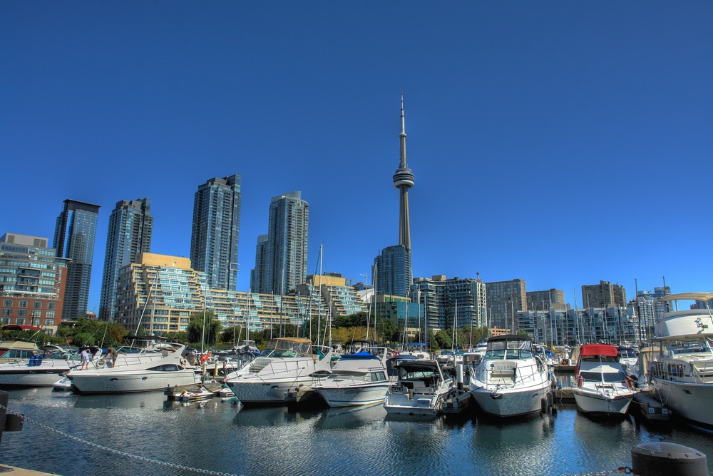 Il porticciolo Marina Quay West su Queens Quay a Harbourfront, Toronto, con la CN Tower sullo sfondo