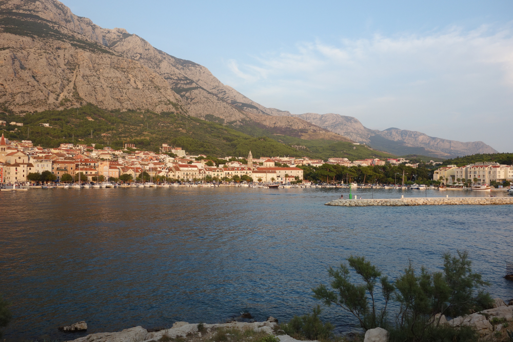 Il porto di Makarska con il massiccio del Biokovo sullo sfondo