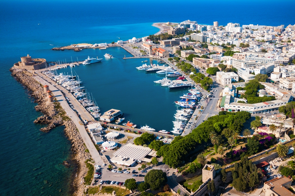 Veduta aerea del porto di Mandraki a Rodi città
