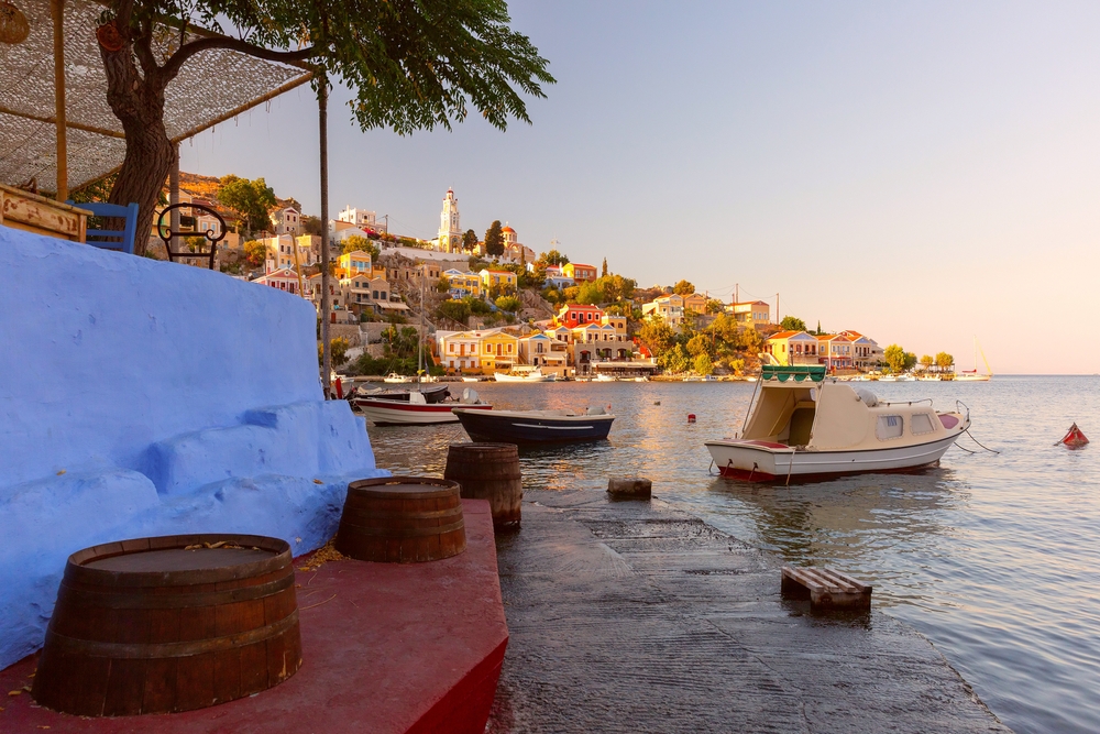 Case colorate e barche nel porto di Symi
