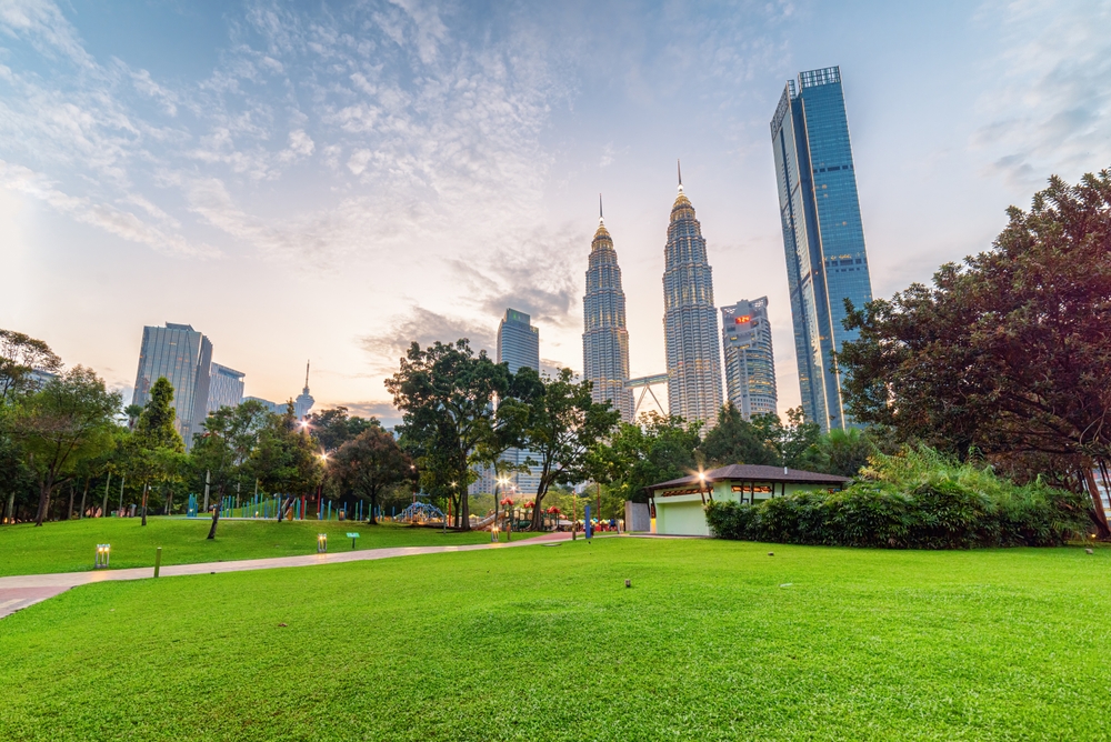 Il prato del KLCC Park con le Torri Petronas sullo sfondo