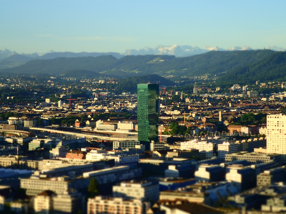 La Prime Tower a Zurigo Ovest all'alba con le Alpi sullo sfondo