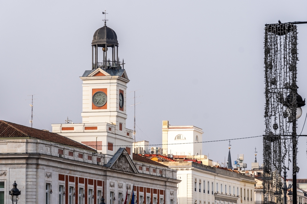 Puerta del Sol a Madrid con la torre dell'orologio sulla Casa de Correos