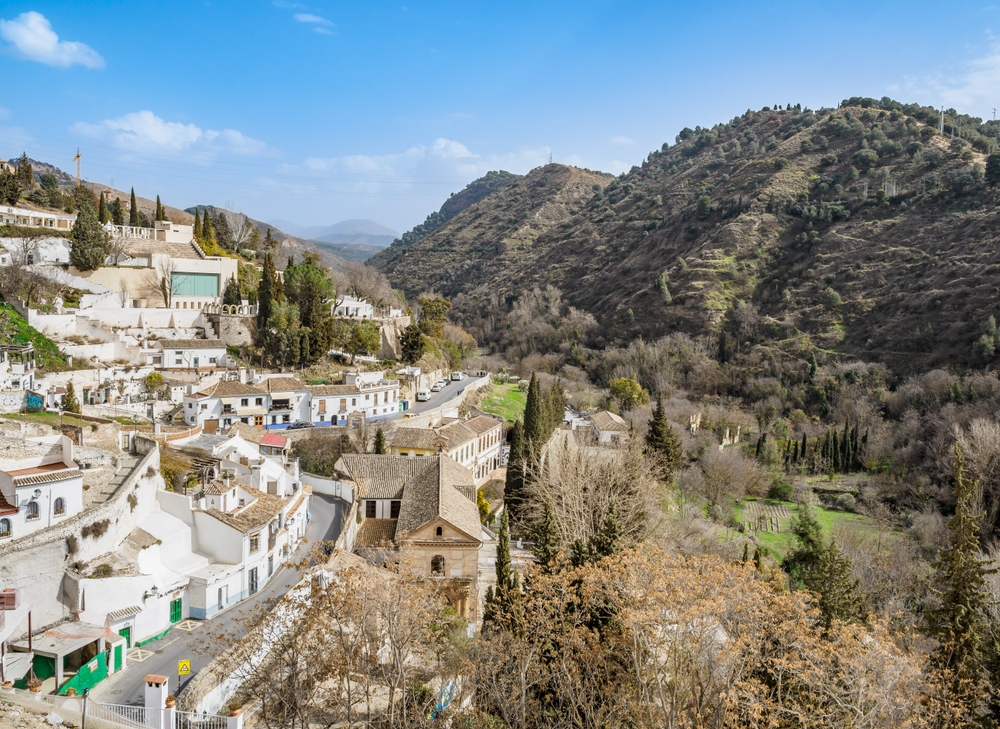 Il quartiere del Sacromonte sul fianco della collina a Granada, in Andalusia