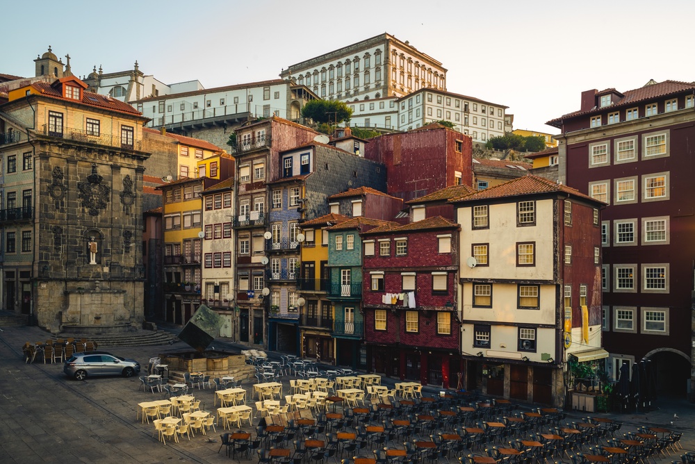 Il quartiere di Ribeira sul fiume Douro a Porto, con le case colorate lungo il Cais da Ribeira