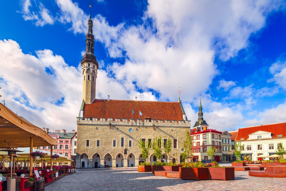 Raekoja Plats e il vecchio municipio nella Città Vecchia di Tallinn