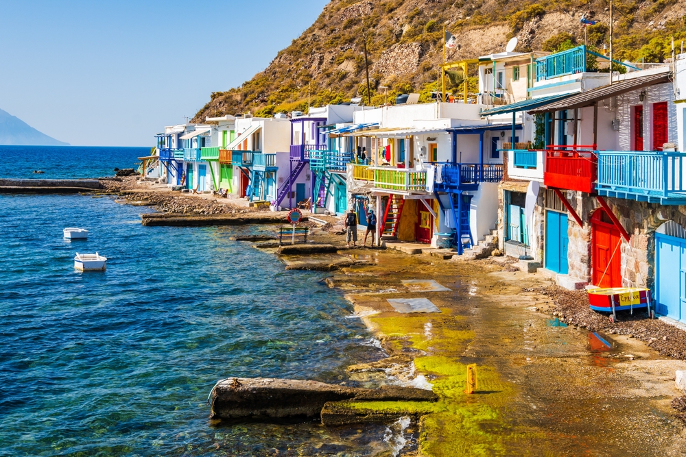 Le rimesse colorate per le barche di Klima a Milos