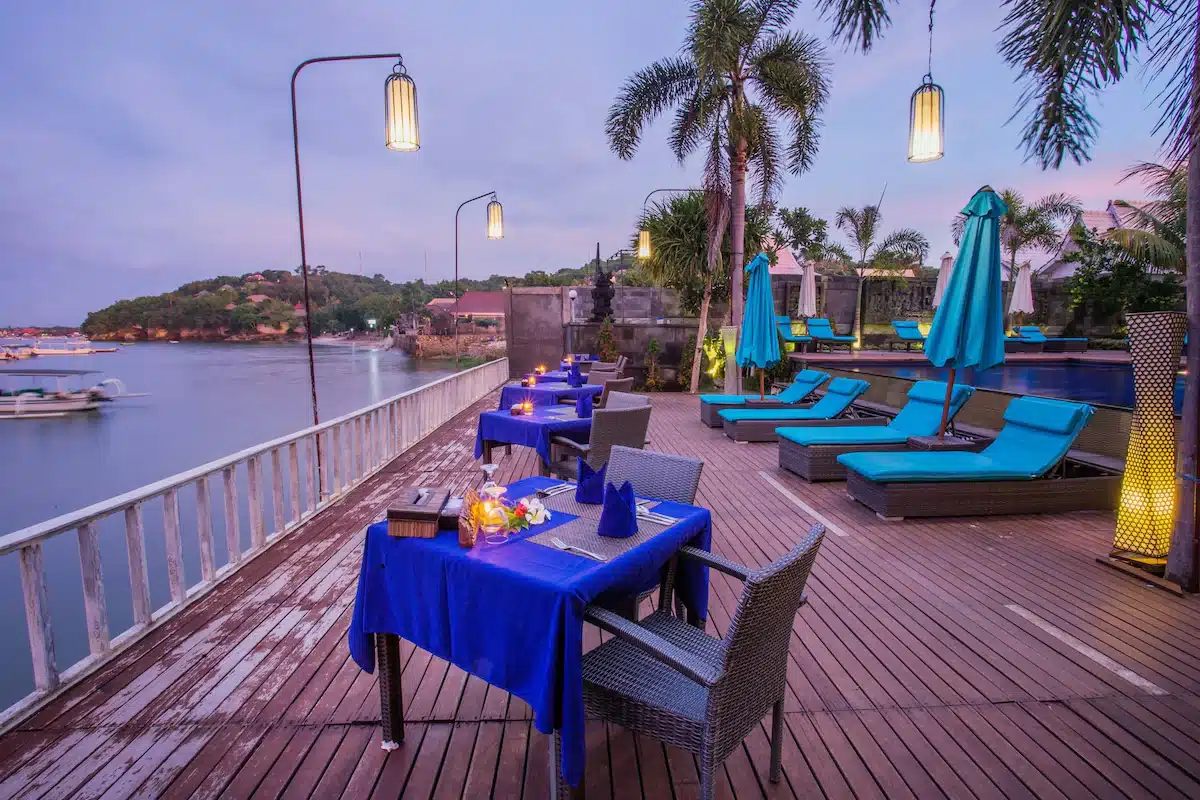 Ristorante a bordo piscina del Bay Shore Huts