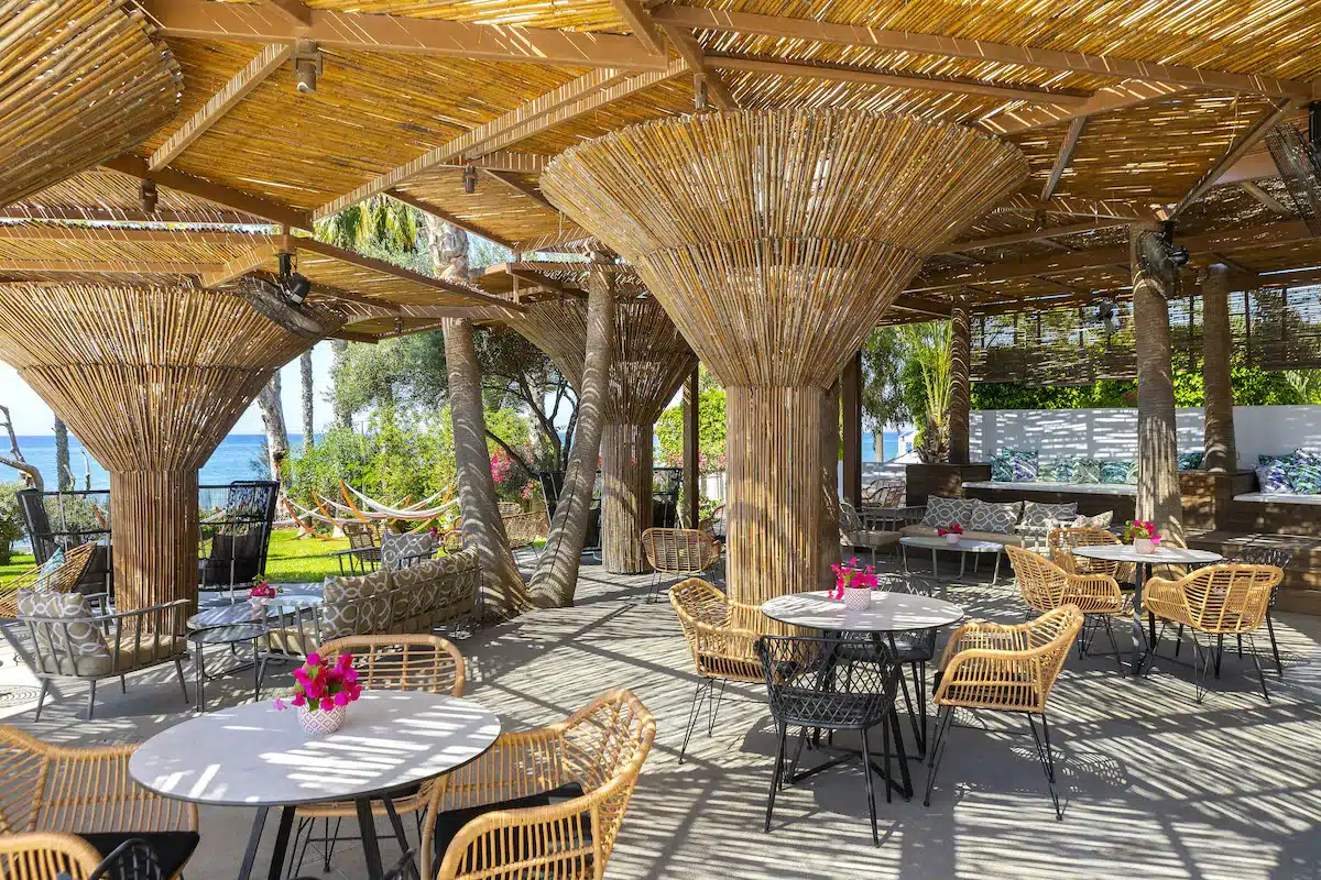 Ristorante dell'hotel a bordo piscina