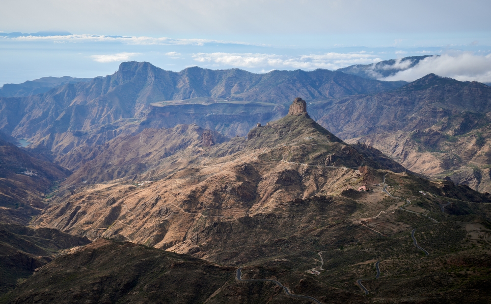 Vista sulla roccia del Roque Bentayga tra le montagne di Gran Canaria