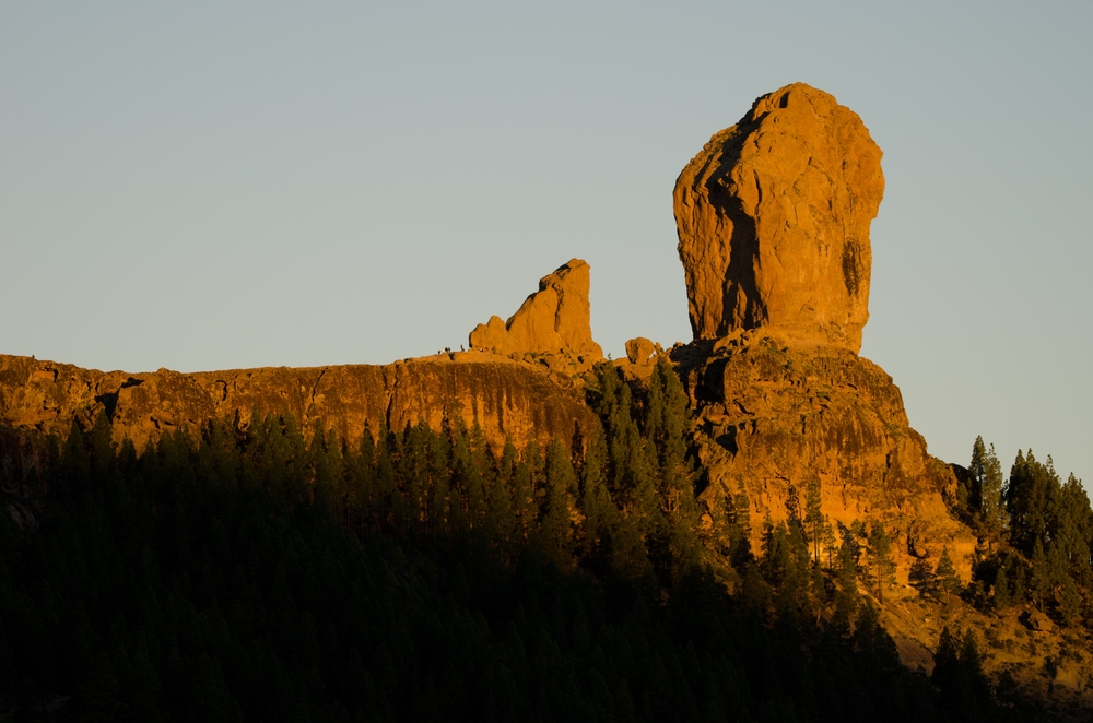 Il Roque Nublo all'alba tra le montagne vicino a Tejeda, Gran Canaria