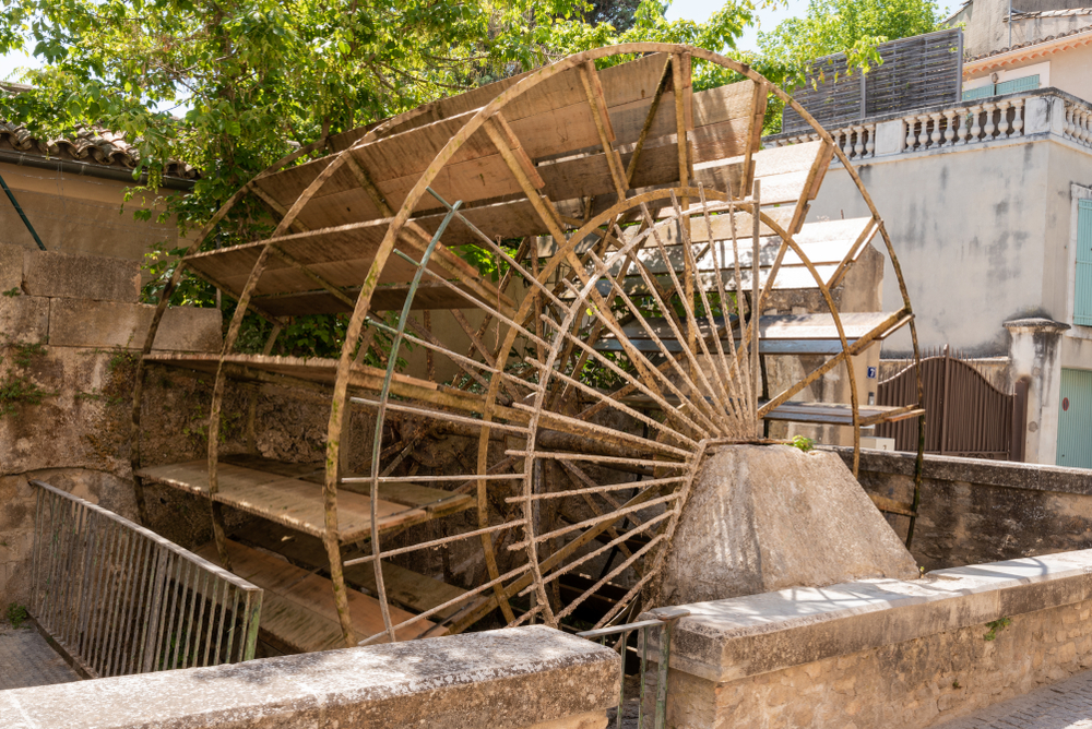 Una ruota idraulica lungo il canale a L'Isle-sur-la-Sorgue in Provenza