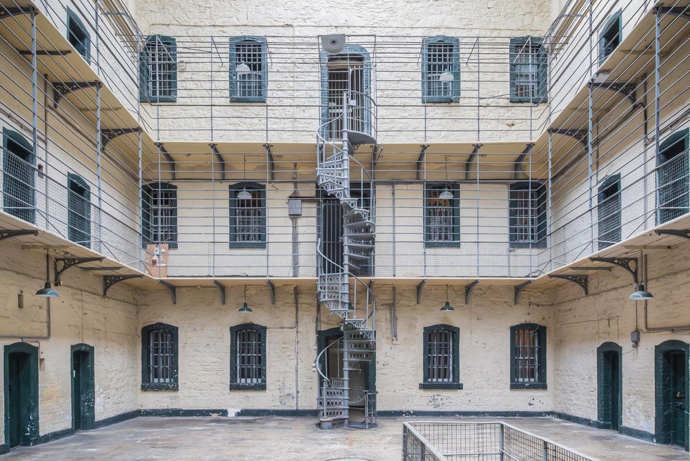 La sala principale con celle e ballatoi di Kilmainham Gaol a Dublino