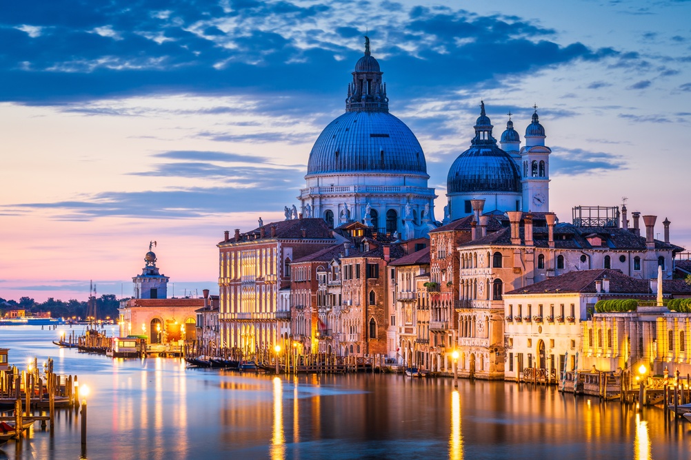 Santa Maria della Salute sul Canal Grande a Venezia al crepuscolo
