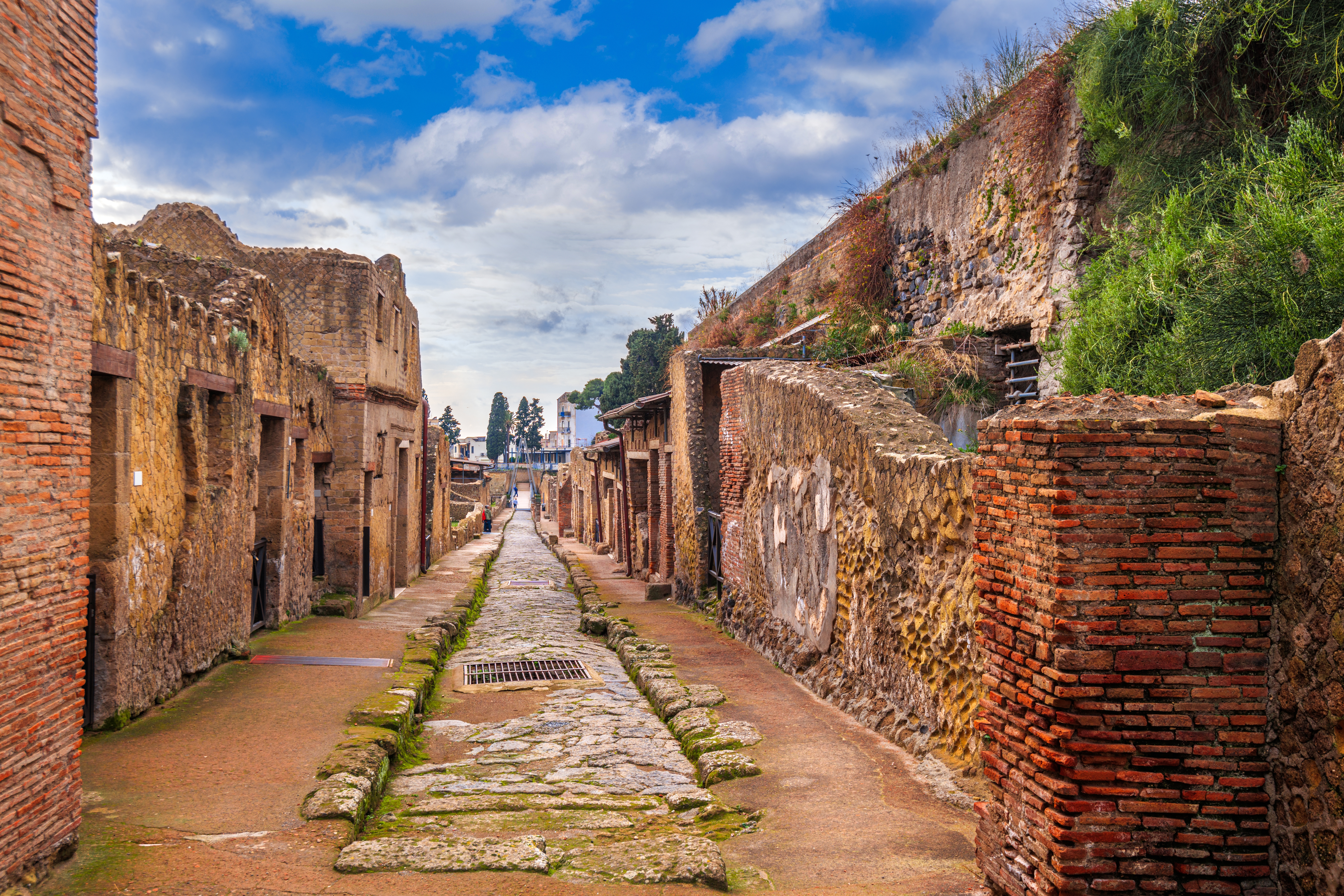 Gli scavi di Ercolano con la città moderna alle spalle
