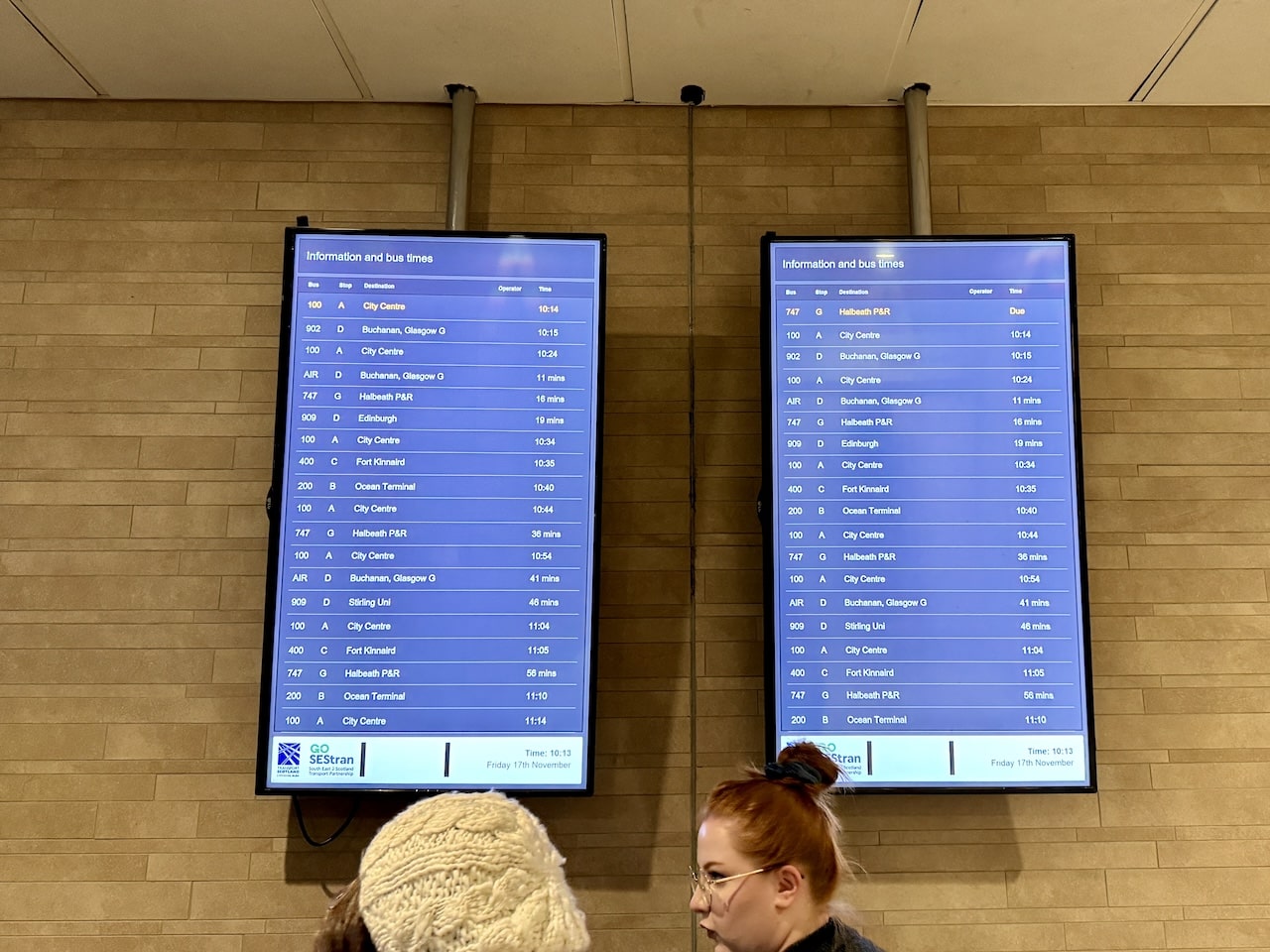 Schermo informativo con gli orari degli autobus all'aeroporto di Edimburgo