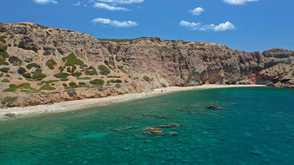 Le scogliere vulcaniche colorate accanto alla spiaggia di Paleochori