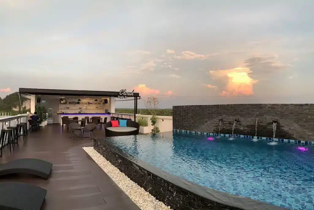 seens hotel krabi town, hotel con piscina sul tetto