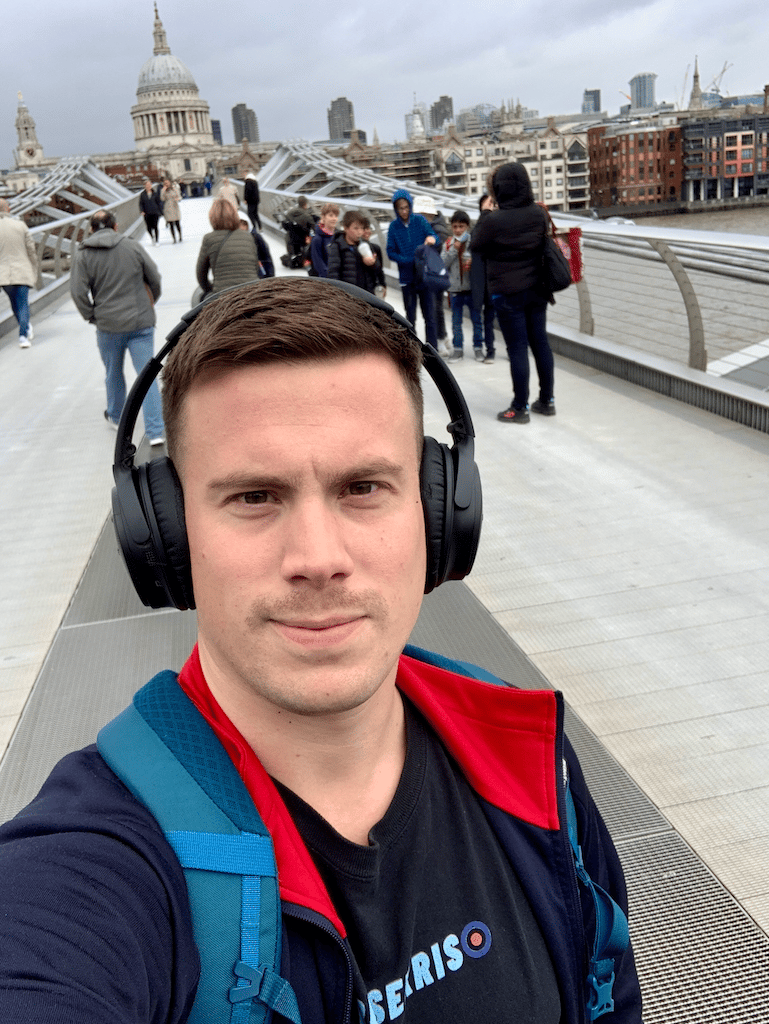 selfie sul millennium bridge a londra