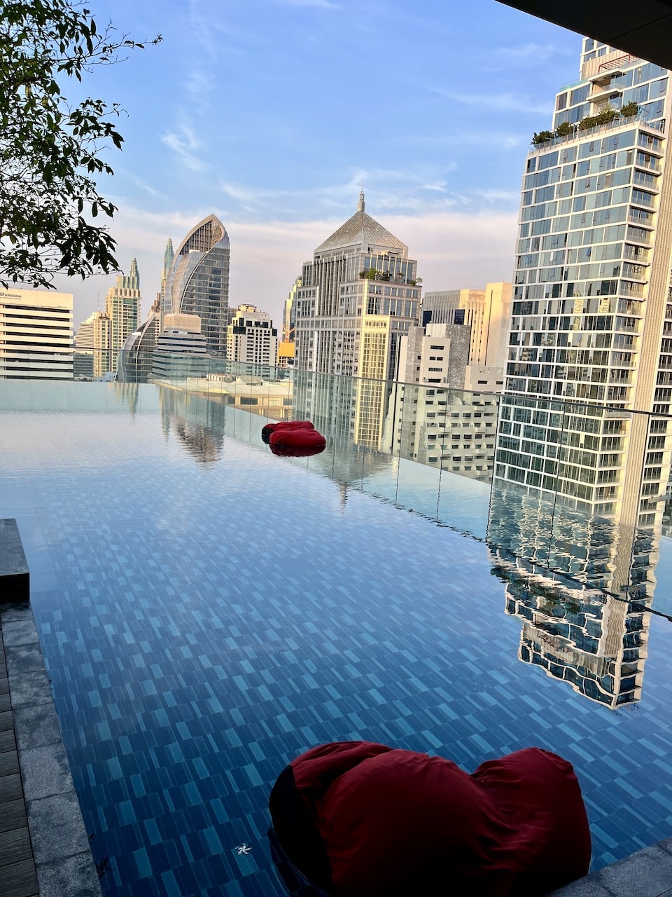 Sindhorn Midtown, hotel con piscina sul tetto nel centro di Bangkok